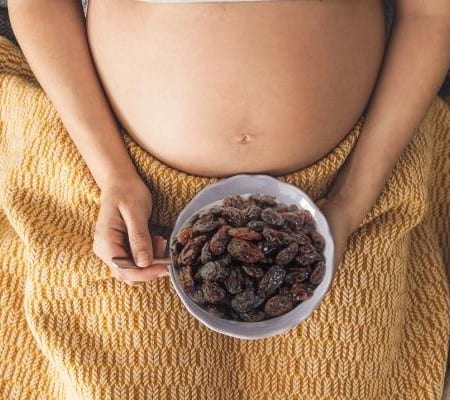 woman eating raisins during pregnancy (1)